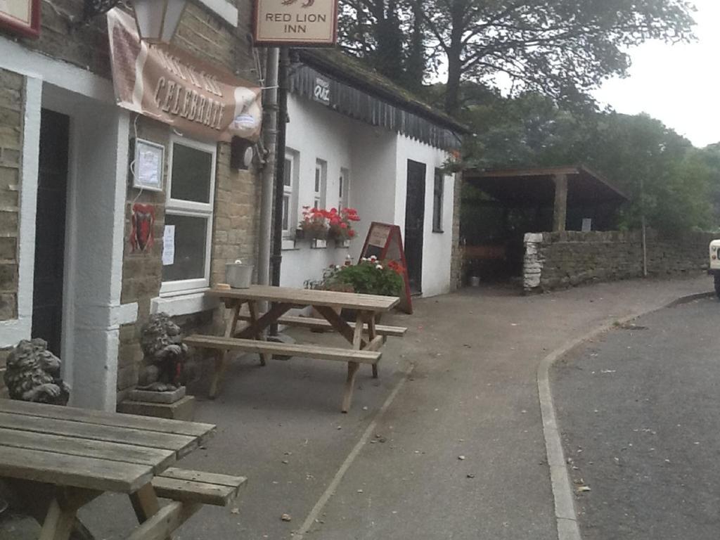 The Red Lion Inn Холмфирт Екстериор снимка