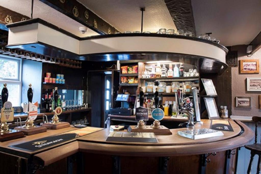 The Red Lion Inn Холмфирт Екстериор снимка